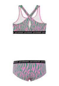 Reggiseno sportivo a righe zebra verde e rosa con schiena incrociata; slip coordinati con vita nera che mostra il nome del marchio ripetuto.