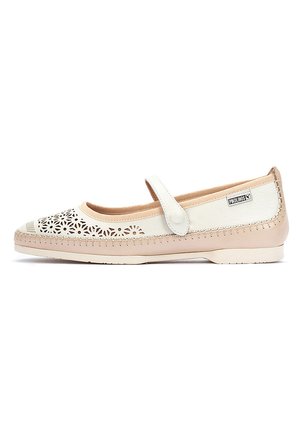 Zapato plano de color claro con punta redondeada, que presenta patrones florales recortados, una cinta con un botón a presión y acentos en beige contrastantes.