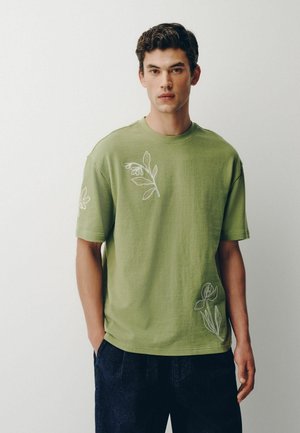 Next, REGULAR FIT - EMBROIDERED TEXTURE T-SHIRT . - Nyomott mintás póló - green
