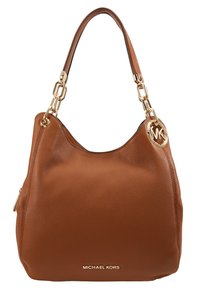 Bruine leren hobo tas met een gestructureerde afwerking, gouden hardware, een kettingaccent op de schouderband en een geperst logo aan de voorkant.