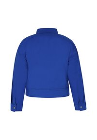 Jachetă albastră croită, cu guler structural, mâneci lungi, manșete cu nasturi și textură de țesătură fină. Prezintă un design minimalist.