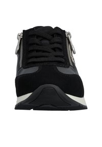 Sneaker nero con spesse stringhe nere e cerniere laterali metalliche, vista frontale che mostra la suola strutturata e materiali in suede e pelle.