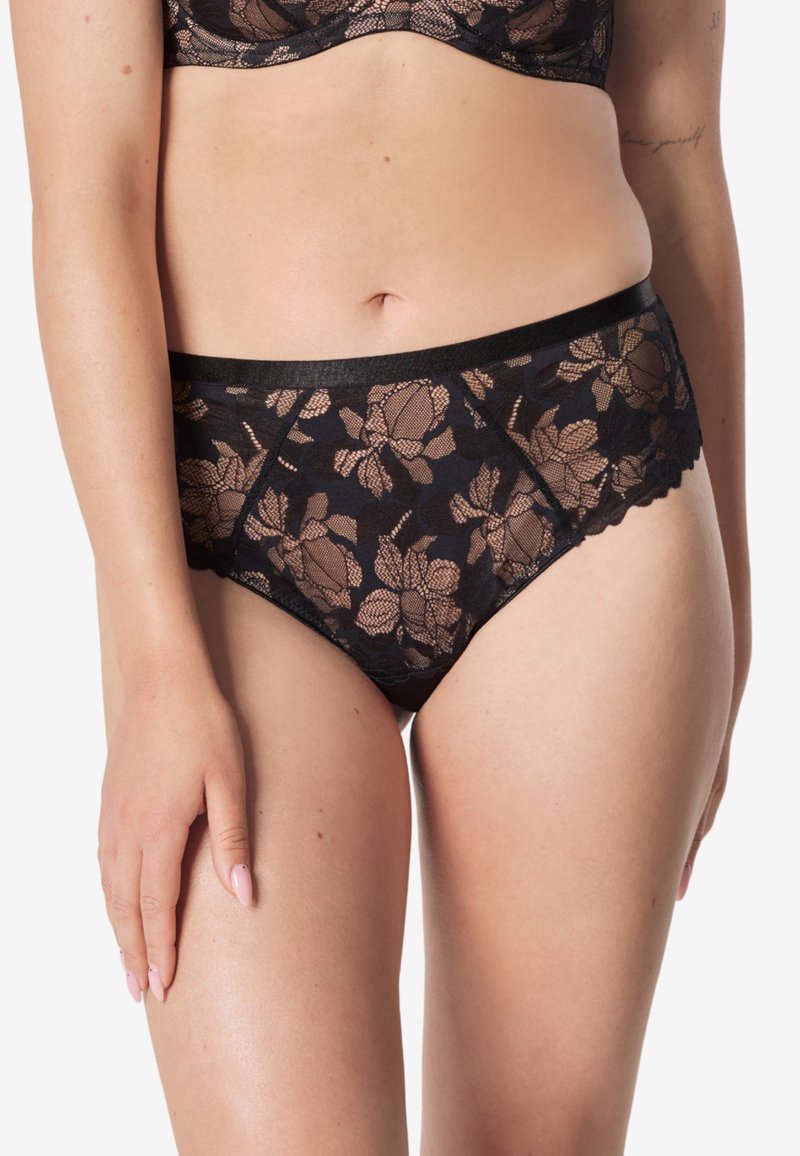 Czarne koronkowe majtki z kwiatowym wzorem, falistymi brzegami oraz elastycznym pasem, posiadające półprzezroczystą teksturę i misternie wykonane detale.