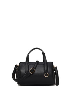 Czarna skórzana torebka z podwójnymi uchwytami, regulowanym paskiem na ramię z pozłacaną klamrą i małym złotym pierścieniem z przodu.