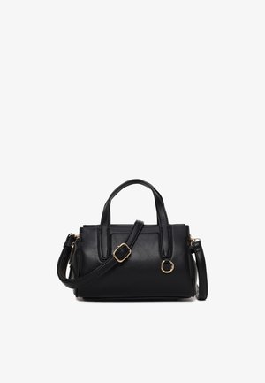 Bolso de cuero negro con asas dobles, correa de hombro ajustable con hebilla dorada y un pequeño detalle de anillo dorado en la parte delantera.