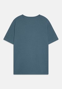 Teal krátky rukáv tričko vyrobené z mäkkej bavlny, s okrúhlym výstrihom a jednoduchým dizajnom bez vzorov alebo ozdôb.