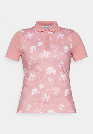 Camisa polo rosa com mangas curtas, colarinho e um padrão floral em tons mais claros de rosa. Fecho de botão com cinco botões na gola.