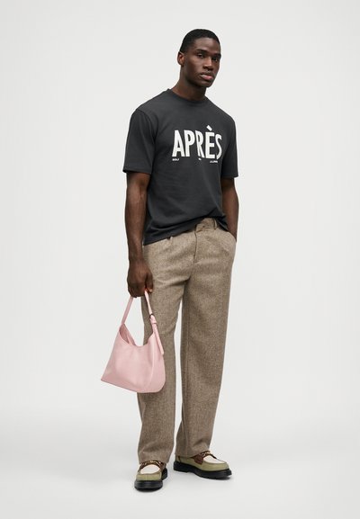 Γκρίζο T-shirt με το κείμενο "APRÈS", καφέ παντελόνι με σχέδιο, ροζ τσάντα και παπούτσια με δύο χρώματα. Κατευθείαν εφαρμογή με κοντά μανίκια και επίπεδη υφή.