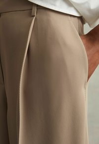 Reiss EDEN HALF ELASTICATED WIDE LEG - Püksid - mink neutral