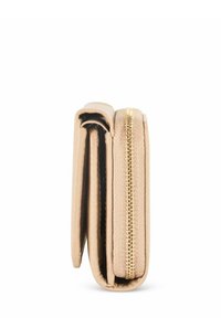 Beżowy portfel o teksturowanej powierzchni i złotym zamku błyskawicznym, z kompaktowym, składanym designem ułatwiającym przechowywanie i dostęp.