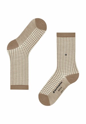 Calze a motivo houndstooth beige e bianche con punta, tallone e risvolto marroni, una calza piatta e una inclinata, su sfondo bianco.