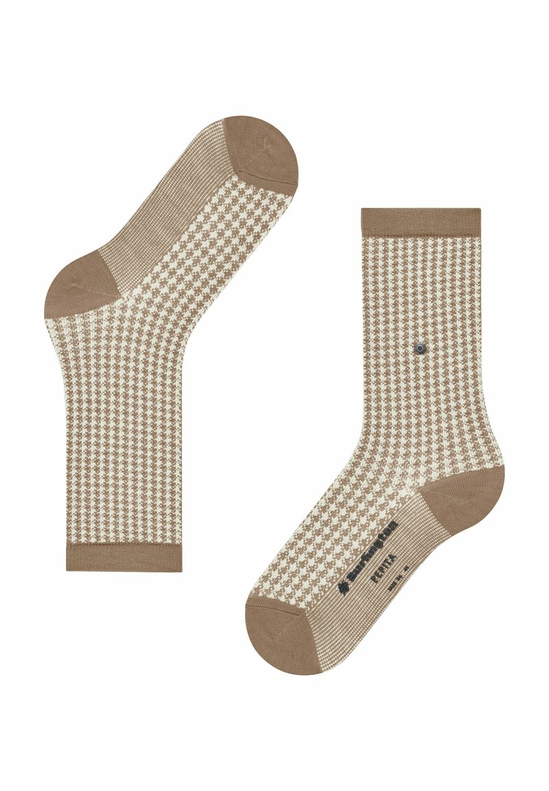 Beige en witte houndstooth patroon sokken met stevige bruine teen, hak en boord, één sok plat en één schuin, op een witte achtergrond.