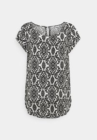 Krótki top z krótkimi rękawami w czarno-białym wzorze, z okrągłym dekoltem i zaokrąglonym dołem. Wykonany z lekkiego materiału o gładkiej fakturze.