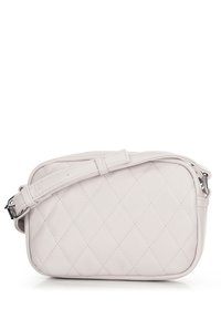 Borsa crossbody in pelle bianca trapuntata con forma rettangolare, tracolla regolabile e dettagli in metallo argentato. Texture liscia in tutto.