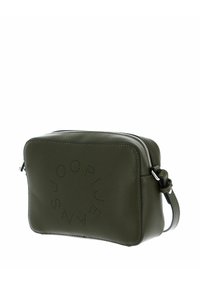 Sac bandoulière en cuir vert olive avec fermeture éclair, forme rectangulaire, détail de logo perforé et une bandoulière ajustable.