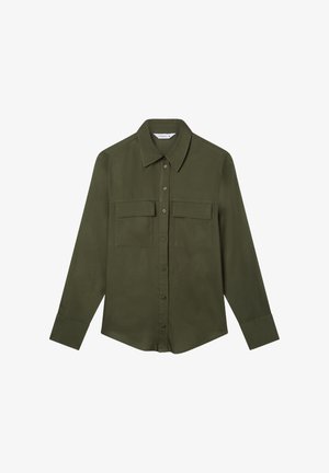 Oliwkowa koszula z długim rękawem w gładkim materiale, z dwoma kieszeniami na piersi zapinanymi na guziki oraz standardowym kołnierzykiem z zapięciem na guzik.