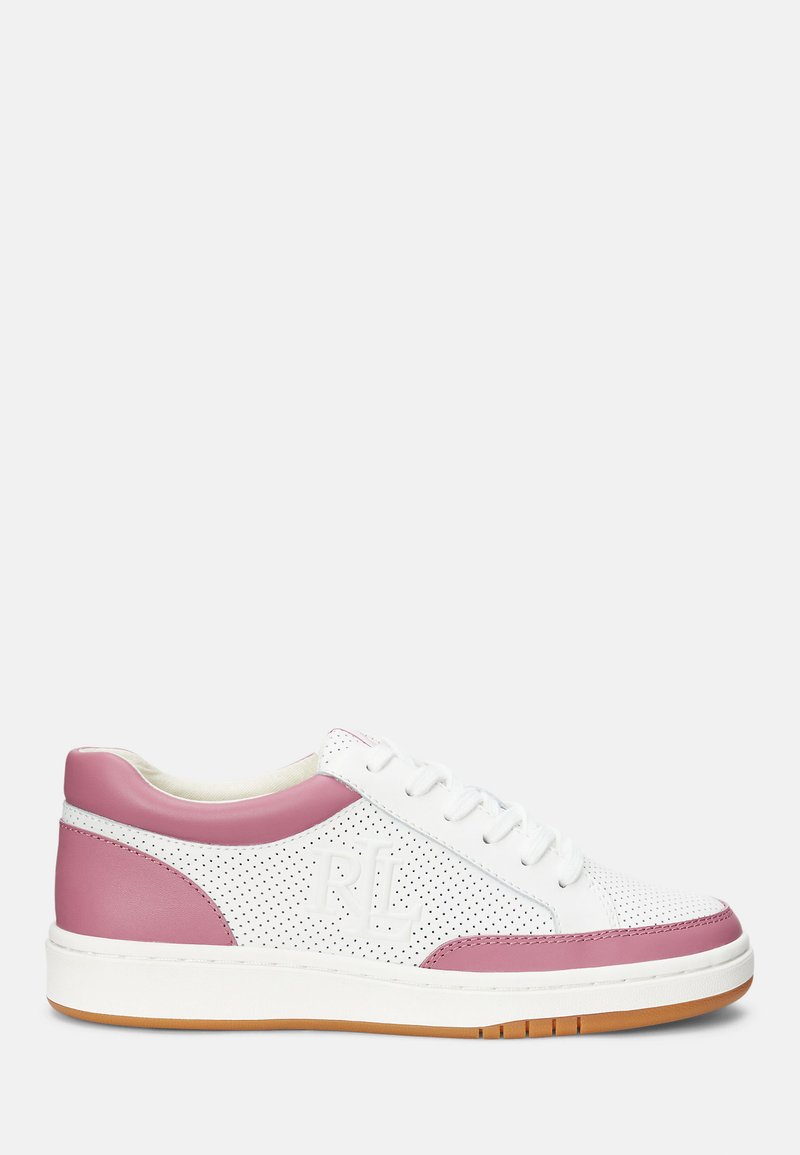 Fehér sneaker rózsaszín részletekkel, perforált bőr design, kerek orr, lapos fűzők és texturált gumitalp. Oldalán domború logó található.