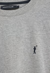 Grijze katoen sweatshirt met een ribbelkraag, voorzien van een klein marineblauw geborduurd logo van een figuur met een golfclub op de borst.