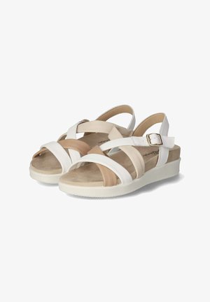 Strappy sandalen met witte en lichtbeige leren banden, een gevoerde binnenzool en een witte rubberen zool met een lichte hak.