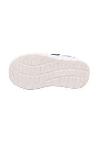 Biała gumowa podeszwa z fakturowanym wzorem bieżnika i wypukłymi akcentami; posiada niebieską tkaninową górę z zapięciem na pasek.