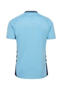 Lysblåt kortærmet sportsjersey med marineblå sidelister og ribbet halsudskæring. Lavet af glat, åndbart materiale.