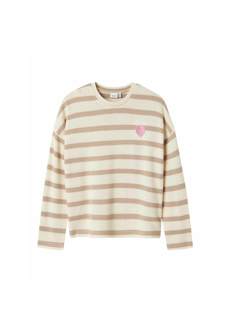 Pull-over rayé beige et crème avec des manches longues, un col rond, et une broche en forme de cœur rose sur la poitrine. Fini en texture douce.