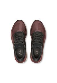 Røde og sorte sportssko med mesh-overdel, snørelukning, polstret sål og gummiydersål. Har logo på tungen.