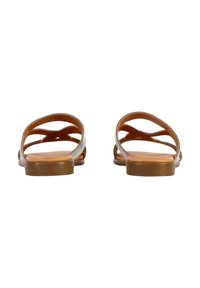 Bruine leren sandalen met gekruiste banden en een vlakke zool. Het ontwerp heeft een open achterkant en een gladde textuur.