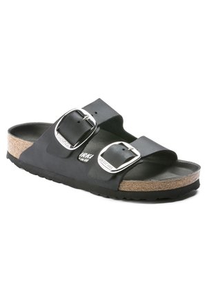 Sort sandalsandal med to justerbare sølvspænder og korksål, vinklet for at vise side- og topview.