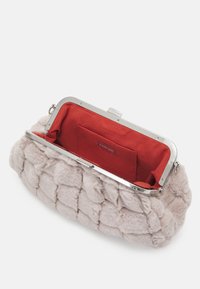 Borsa in finta pelliccia beige morbido con una trama trapuntata, struttura in metallo silver e una vivace fodera in tessuto rosso. Presenta una tasca interna.