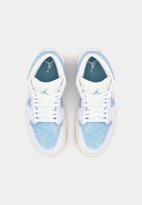 Jordan AIR JORDAN 1 LOW SE - Visoke tenisice - worn blue/white/light brown/sail