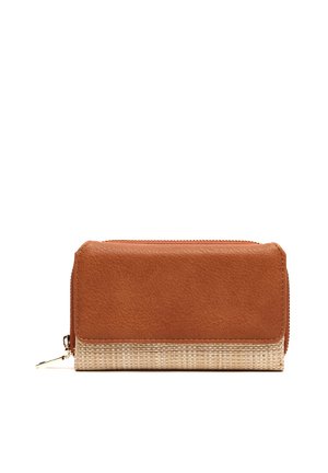 Portefeuille en cuir marron avec fond en tissu beige texturé, forme rectangulaire, fermeture éclair, sur fond blanc.