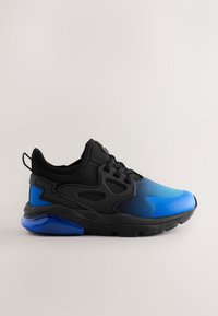 Baskets de sport noires et bleues avec lacets à l'avant, semelle matelassée et languette au talon, montrées de profil sur un fond neutre.