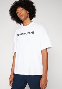 Tommy Jeans BOLD CLASSICS TEE  - Camiseta estampada - white