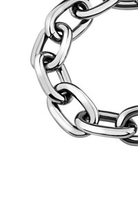 Gepolijste zilveren ketting met onderling verbonden ovale en rechthoekige schakels, met een stijlvolle metallic afwerking en een gladde textuur.