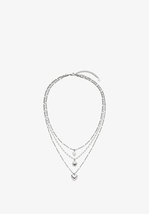 Collana a catena argento a tre strati con ciondoli a forma di perla, sole e cuore su ogni strato, mostrata su uno sfondo bianco.