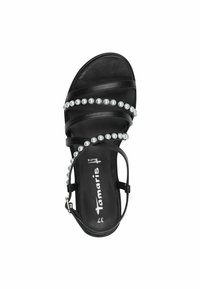 Sandalia negra con tres correas anchas y adornos similares a perlas. Presenta un diseño elegante y una correa ajustable en el tobillo para un mejor ajuste.