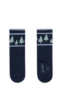 Baumwollsocken mit einem dunkelblauen Grundton, die ein sich wiederholendes Muster aus hellgrünen Bäumen und hellblauen Streifen am oberen Rand aufweisen.
