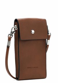 Hnědá kožená crossbody taška s klopou, stříbrným patentním knoflíkem a nastavitelným popruhem. Obsahuje reliéfní branding a hladký povrch.