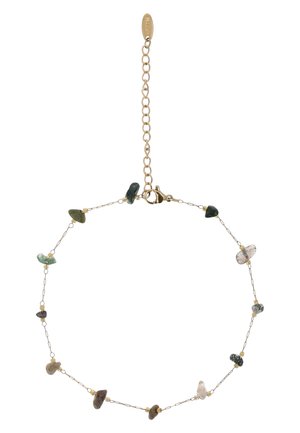 Delikat guldkæde med ujævnt formede grønne og brune stenperler, der er jævnt fordelt, og med en guldlås i hummerklør samt en justerbar forlængerkæde.