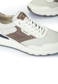 Zapatillas de cuero blanco y malla con acentos marrones, superposiciones texturizadas y cordones blancos. Presenta una suela con un patrón geométrico. Marca: Pikolinos.