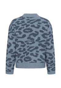 Sininen leopardikuvioinen neule, pehmeä rakenne, hieman ylisuurta mitoitusta, jossa tummansiniset pilkut vaaleansinistä taustaa vasten, ribatut hihansuut.