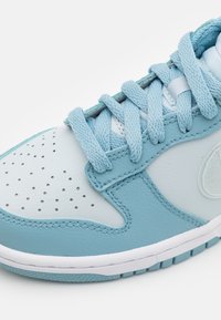 Nike Sportswear DUNK LOW - Sapatilhas - aura/clear/worn blue/white
