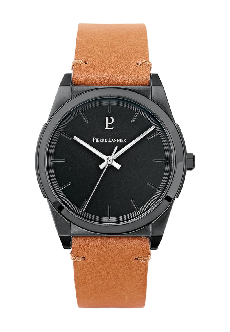 Sort analogur med en struktureret sort skive, sølv hænder og lysebrun læderrem. Rundt hus med enkle timemarkeringer.