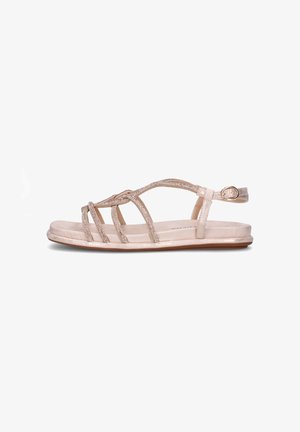 Sandalo basso beige con cinturini intrecciati scintillanti e cinturino alla caviglia con fibbia dorata su sfondo bianco.