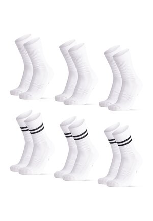 Sechs Paar weiße Sportsocken, drei uni und drei mit zwei schwarzen Streifen am oberen Rand, auf weißem Hintergrund dargestellt.