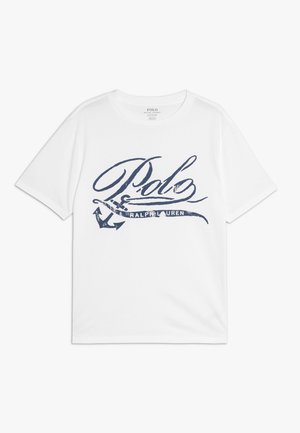 Witte T-shirt met korte mouwen en ronde hals met blauwe "Polo Ralph Lauren" tekst en ankerafbeelding aan de voorkant.