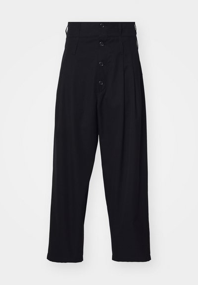 Pantalones negros de talle alto, con pliegues en la parte delantera y cierre de cinco botones. Textura suave y diseño de pierna ancha y corta.