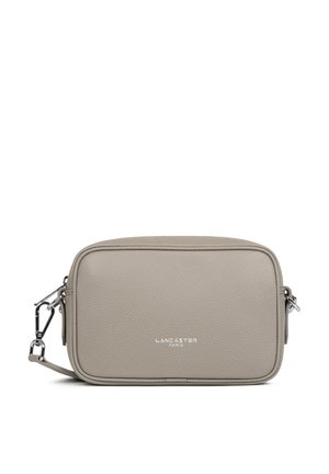 Sac bandoulière rectangulaire en cuir beige avec fermoirs argentés et logo "LANCASTER PARIS" centré sur le devant.