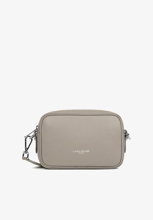 Sac bandoulière rectangulaire en cuir beige avec fermoirs argentés et logo "LANCASTER PARIS" centré sur le devant.